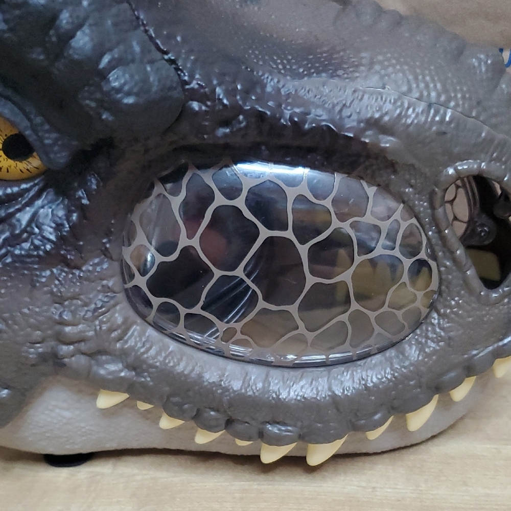 Mattel Dinosaur Mask with Yellow Eye - Picture 6 of 13